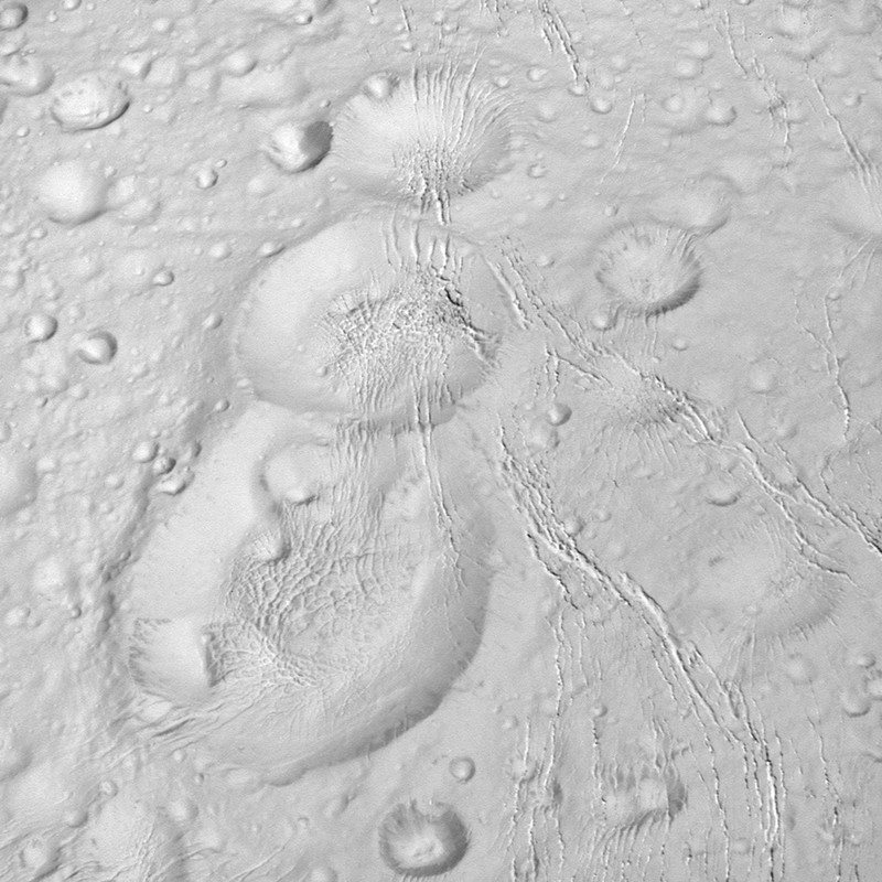 Illustration for article titled Nuevas fotos de Encélado muestran una extensa red de grietas en la luna de Saturno